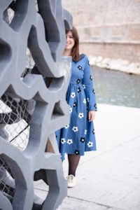 Elleanor de Provence Robe Bleue Fleurs
