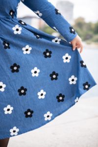 Elleanor de Provence Robe Bleue Details Fleurs