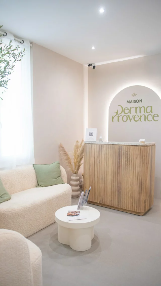 CONCOURS TERMINÉ 🎁
Si vous avez suivi mes stories, vous savez que je teste actuellement une cure de cryolipolyse avec une technologie par massage (sans aspiration) – ma préférée jusqu’ici pour des résultats plus visibles (en tout cas, sur moi 😉 on est déjà à -3cm en 2 séances).

@maisondermaprovence propose aussi d’autres soins incroyables comme le JetPeel, la radiofréquence, led, ou encore la lipocavitation.

✨ Et aujourd’hui, je suis super heureuse de vous gâter avec un soin de votre choix d’une valeur de 120€ parmi : 
🔸 Cryolipolyse visage
🔸 Radiofréquence visage & cou
🔸 Jet Peel visage & cou

Pour participer : 
1️⃣ Suivre @maisondermaprovence & @unefilleenprovence
2️⃣ Inviter vos ami.e.s en commentaire
3️⃣ Partager ce reel en story

📅 Fin du concours : lundi 5 mai à 23h59

Bonne chance à toutes et tous 🌸✨

#MaisonDermaProvence #soindesoi #soindelapeau
#soinsvisage #soinscorps #jetpeel #aixenprovence #esthetique #bienetreaunaturel #beauteaixenprovence