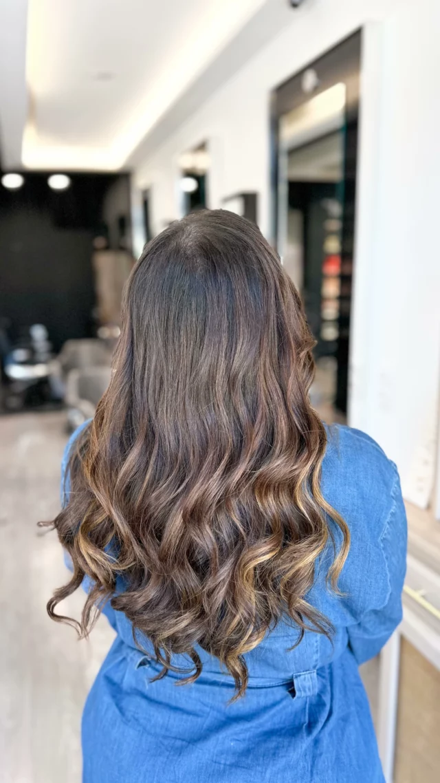 Mon coiffeur ou rien 🤩

J’ai craqué avec mon anniv qui approche j’ai eu envie de booster ma confiance en moi 👉🏻 résultat j’ai remis mes extensions de cheveux pour pallier à mon complexe de manque de cheveux 🫣

Merci @laurent.gilly 🩷
📍 @addict.paris.aixenprovence à @aixpioline 

#coiffeuraixenprovence #coiffeuraix #aixenprovence #aixmaville #laurentgillycoiffeur