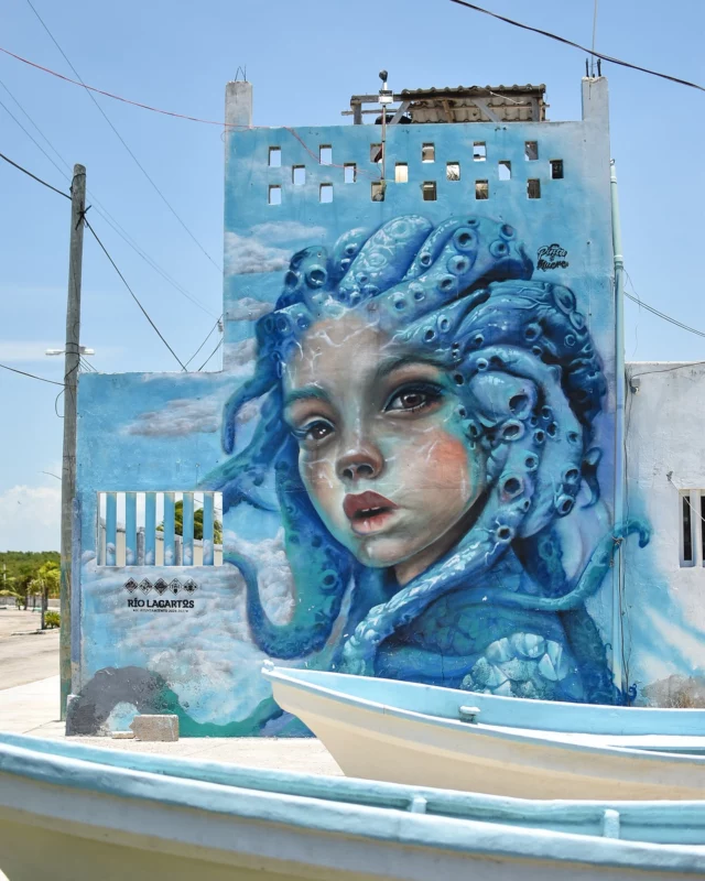 J’aime les villes qui racontent une histoire à chaque coin de rue. 

C’est le cas de Rio Lagartos 💙
Coup de cœur pour l’œuvre de @uziel.art sur la photo 2 🎨👏🏻

Cette première journée a été pleine de surprise, je vous partage tout très vite 😇

#yucatán #mexique #riolagartos #traveler