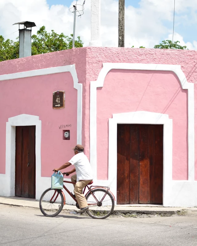 Dump Valladolid 🩷

1. Une maison rose 
2. Moi qui fait mon influenceuse 
3. Une danse sur la place 
4. Au détour d’une rue avec vue sur l’église 
5. Quand on essaye de me prendre en photo 🤣
5. Passion porte 🚪
6. Une jolie voiture et la gentillesse de la dame qui s’est arrêté pour que je prenne la photo 🙏🏻😍
7. Coca Cola un peu partout 🥤
8. Un artisan du bois 🪵
9. De la couleur dans le ciel 💕
10. Vu dans une jolie boutique du centre ville

#visitmexico #visitvalladolid #Valladolid #pueblomagico
En collaboration avec @tourlane