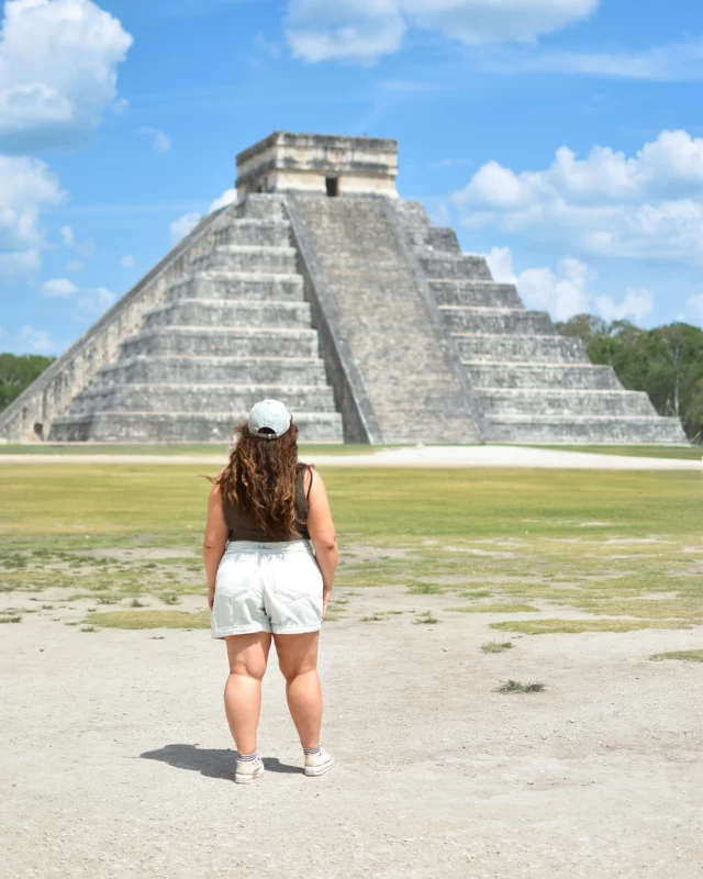 Aujourd’hui, je vous emmène explorer l’un des sites les plus mythiques du Mexique : Chichen Itza.
Classé au patrimoine mondial de l’UNESCO et reconnu comme l’une des 7 merveilles du monde moderne 😱

Entourée de mystères, de symboles et d’énergies anciennes, elle est bien plus qu’un monument : c’est un voyage dans le temps 🌞

🎙️ Grâce à notre guide français booké par @tourlane, chaque pierre, chaque ombre, chaque alignement astronomique prend vie. J’ai découvert une civilisation fascinante, ancrée dans la nature, le cosmos et les rituels 🙏🏻

📸 Et bien sûr… j’ai capturé des souvenirs sous tous les angles et d’ailleurs un iguane se cache sur la dernière photo 🦎🫣

⸻
Grâce à Tourlane, créez votre voyage sur mesure avec un expert, sans stress et en toute confiance.

👉 Ajoutez le code promo PROVENCE200 lors de votre demande de devis gratuite sur le site pour bénéficier de 200€ de réduction 🌎💼

Collaboration commerciale 
#chichenitza #mexique #yucatan #voyageauMexique #tourlane #voyagepersonnalisé #voyagesurmesure #unesco #merveilledumonde #travelmexico #explorelemonde #histoiremaya #traveldeeper