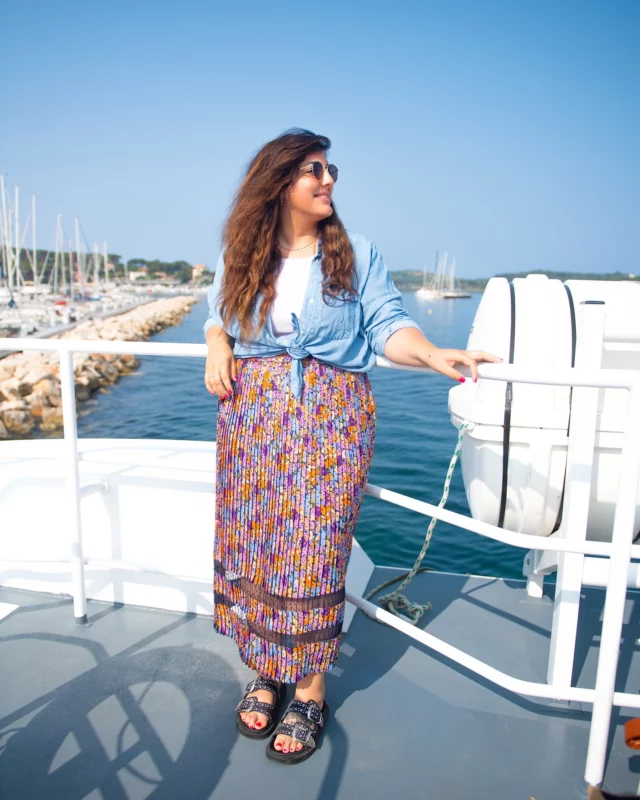 Ce détail qui fait toute la différence 🤩
Vous validez cette jupe ? 
#suddelafrance #plussize #provence #look #lookoftheday #curvefashion #plussize #mediumsize #mediumsizefashion #ullapopken 
____
Jupe @ullapopken_fr 🩷*
Code jennifer729 -20%
* offert